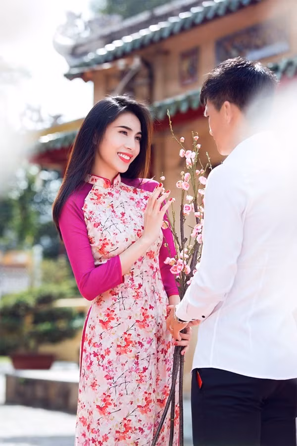 Hình ảnh: Thủy Tiên nắm tay Công Vinh đi lễ chùa đầu năm số 4