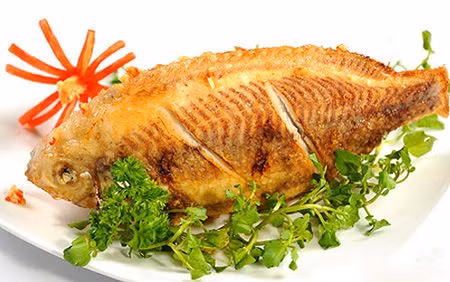 Ăn cá giúp ngăn ngừa lão hóa da.