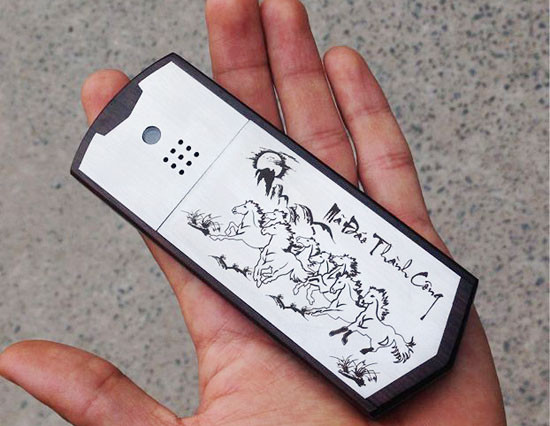 Tranh phong thủy “Mã đáo thành công” trên một chiếc điện thoại vỏ gỗ phối cùng inox. Tranh phong thủy “Mã đáo thành công” trên một chiếc điện thoại vỏ gỗ phối cùng inox.