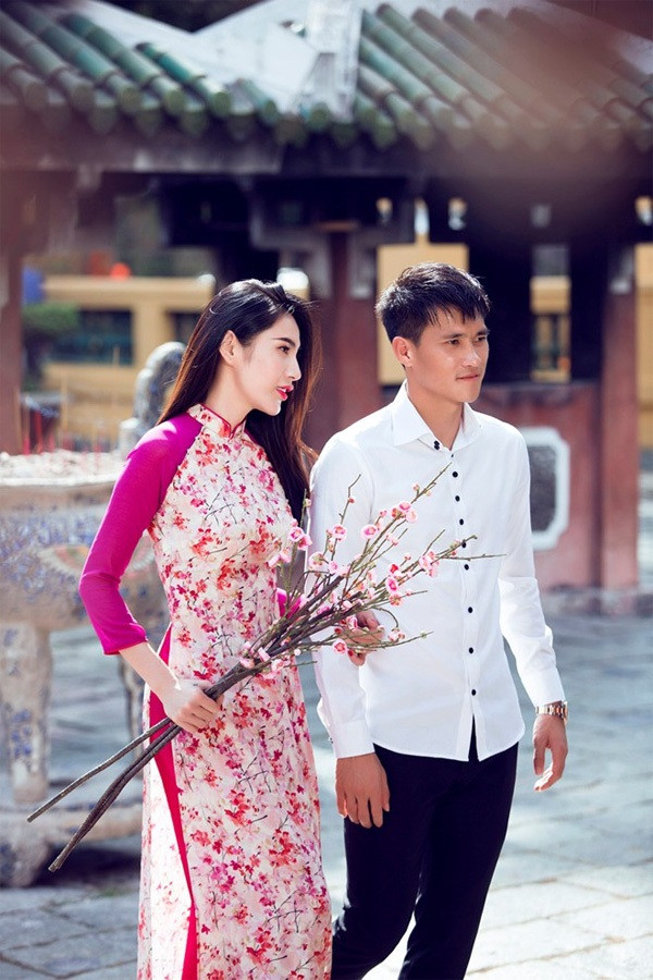 Hình ảnh: Thủy Tiên nắm tay Công Vinh đi lễ chùa đầu năm số 3