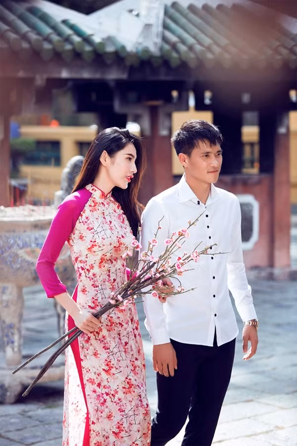 Hình ảnh: Thủy Tiên nắm tay Công Vinh đi lễ chùa đầu năm số 3