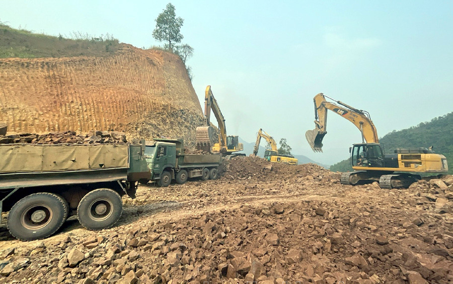 Tại các điểm xung yếu, ngành Giao thông bố trí nhân, vật lực túc trực 24/24h đảm bảo giao thông thông suốt trong quá trình vận chuyển đề thi. Ảnh: Thi công tuyến Quốc lộ 4H đi huyện Nậm Pồ.