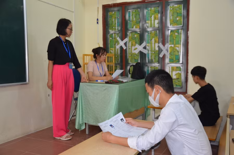 Thí sinh làm thủ tục dự thi tại điểm thi Trường THPT TP. Điện Biên Phủ.