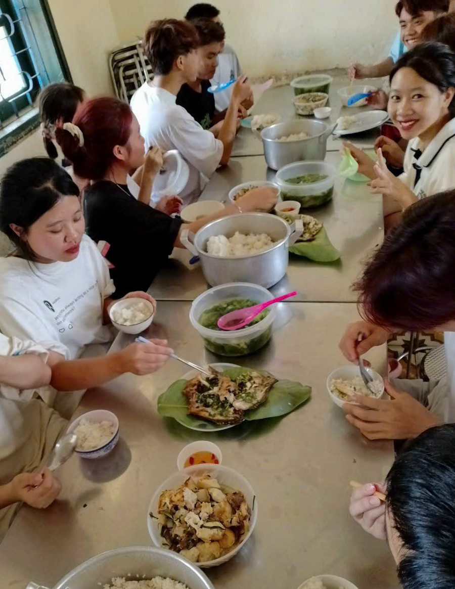 Bữa ăn '0 đồng' của thí sinh tại điểm thi Trường PTDTNT THPT huyện Điện Biên Đông. Bữa ăn '0 đồng' của thí sinh tại điểm thi Trường PTDTNT THPT huyện Điện Biên Đông.