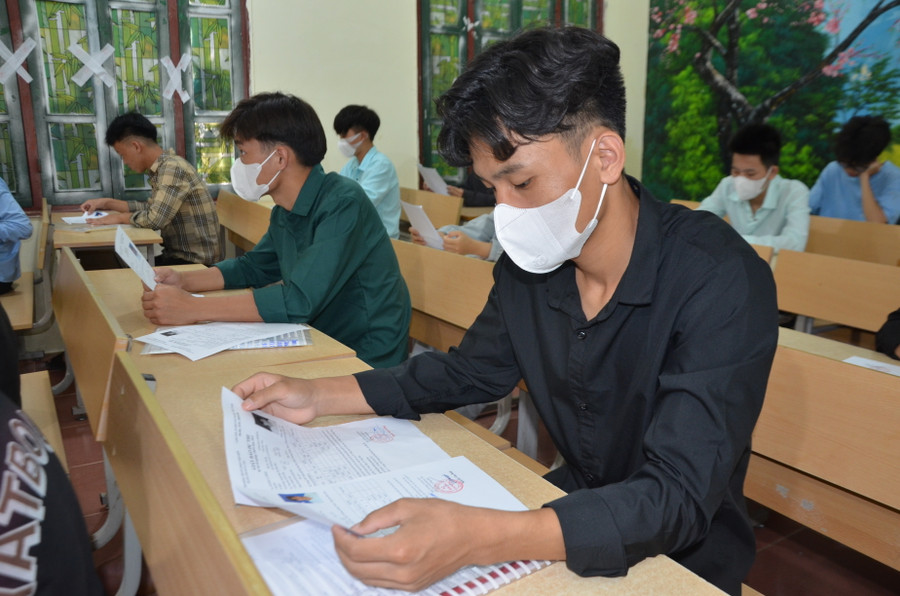 Thí sinh tại điểm thi Trường THPT TP. Điện Biên Phủ kiểm tra, rà soát thông tin cá nhân. Thí sinh tại điểm thi Trường THPT TP. Điện Biên Phủ kiểm tra, rà soát thông tin cá nhân.