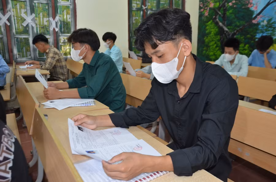 Thí sinh tại điểm thi Trường THPT TP. Điện Biên Phủ kiểm tra, rà soát thông tin cá nhân.