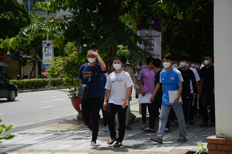 Mặc dù thời tiết nắng, nóng song nhiều thí sinh đã có mặt tại điểm thi sớm. Mặc dù thời tiết nắng, nóng song nhiều thí sinh đã có mặt tại điểm thi sớm.