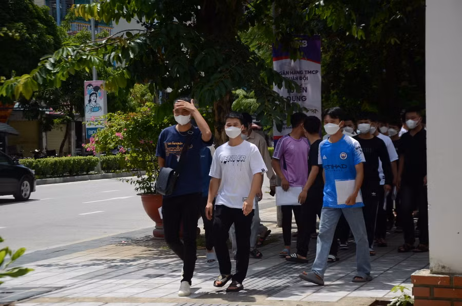 Mặc dù thời tiết nắng, nóng song nhiều thí sinh đã có mặt tại điểm thi sớm.