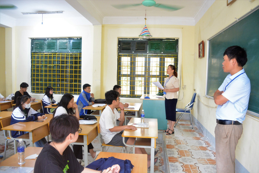 Thí sinh tại điểm thi Trường THPT chuyên Lê Quý Đôn nghe phổ biến quy chế thi. Thí sinh tại điểm thi Trường THPT chuyên Lê Quý Đôn nghe phổ biến quy chế thi.