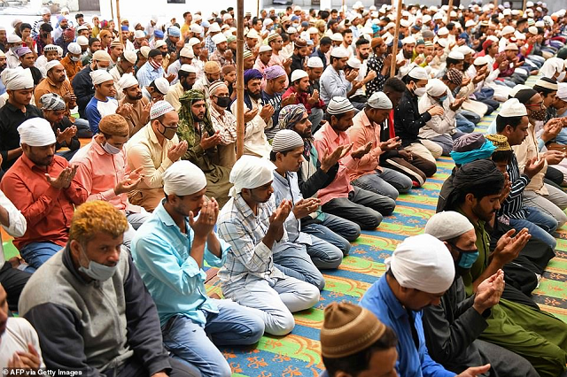 Những người cầu nguyện vào thứ Sáu tại một nhà thờ Hồi giáo trong tháng lễ Ramadan của người Hồi giáo ở Amritsar ở Punjab, miền Bắc Ấn Độ.