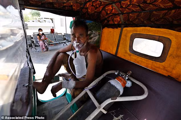 Bệnh nhân ngồi trên xe thở oxy.