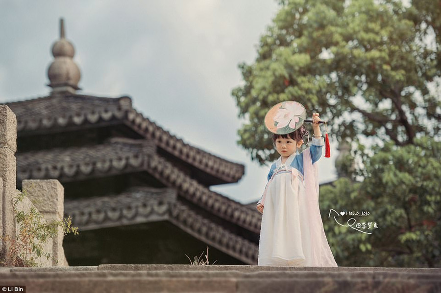 Jojo biến thành một công chúa nhỏ trong một gia đình vương giả Trung Quốc cổ xưa