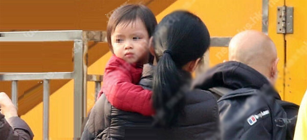 Con gái nhỏ của Lưu Đức Hoa được mẹ cho đi chơi công viên.
