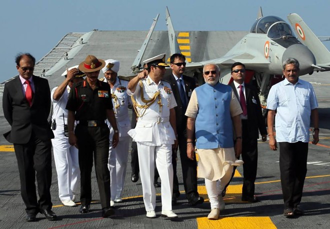 Các quan chức hải quân đưa Thủ tướng Modi đi tham quan hàng không mẫu hạm mạnh nhất của nước này. Ảnh: Hải quân Ấn Độ a