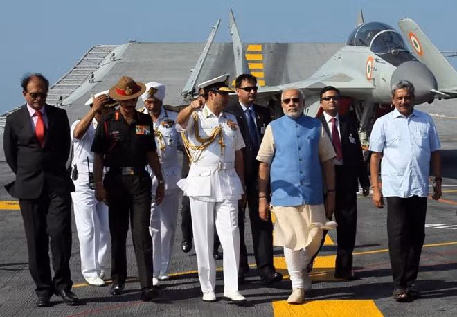 Các quan chức hải quân đưa Thủ tướng Modi đi tham quan hàng không mẫu hạm mạnh nhất của nước này. Ảnh: Hải quân Ấn Độ a