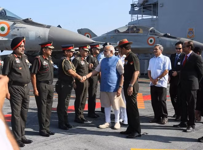 Thủ tướng Ấn Độ Narendra Modi bắt tay các chỉ huy quân đội trên boong tàu sân bay INS Vikramaditya. Ảnh: Hải quân Ấn Độ a