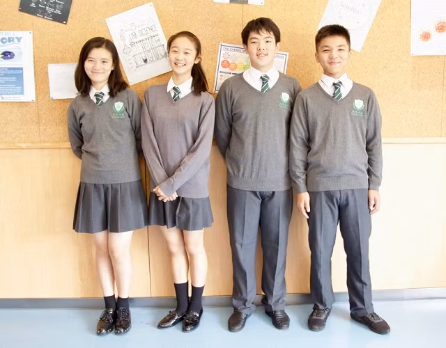 HS Anh mặc đồng phục.