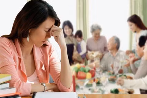 Bàng hoàng phát hiện mẹ chồng ngoại tình với bạn thân của bố chồng