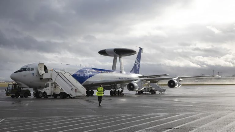 Một chiếc máy bay AWACS của NATO đậu trên đường băng tại sân bay quân sự Melsbroek ở Melsbroek, Bỉ.