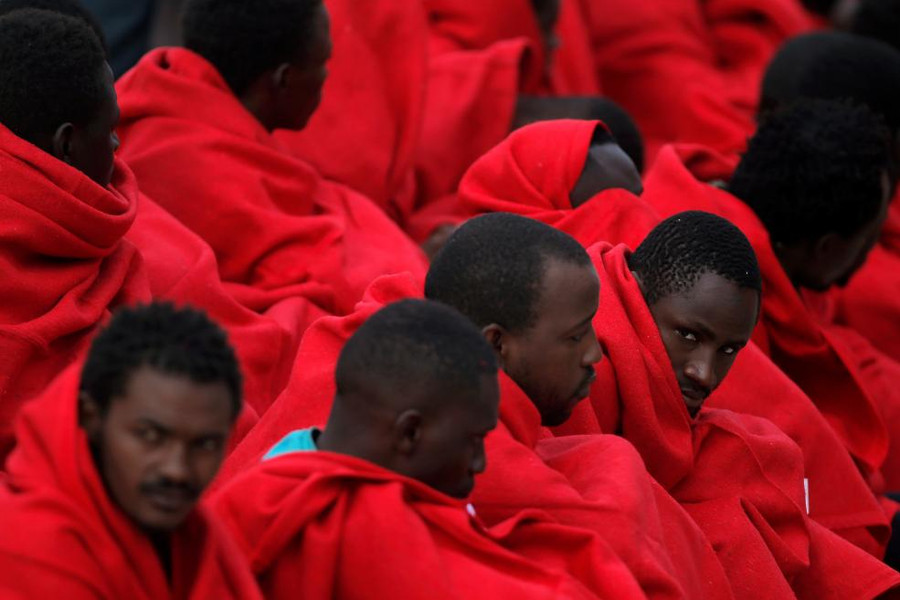 Người nhập cư nghỉ ngơi sau khi đi thuyền tới cảng Malaga, Tây Ban Nha Người nhập cư nghỉ ngơi sau khi đi thuyền tới cảng Malaga, Tây Ban Nha