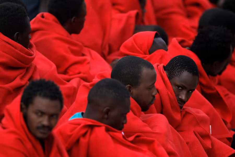 Người nhập cư nghỉ ngơi sau khi đi thuyền tới cảng Malaga, Tây Ban Nha