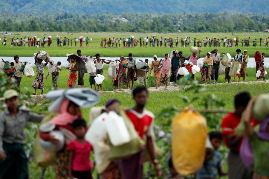 Người tị nạn Rohingya mới qua biên giới Myanmar và đang đi tới các trại tị nạn ở Palang Khali, Bangladesh Người tị nạn Rohingya mới qua biên giới Myanmar và đang đi tới các trại tị nạn ở Palang Khali, Bangladesh