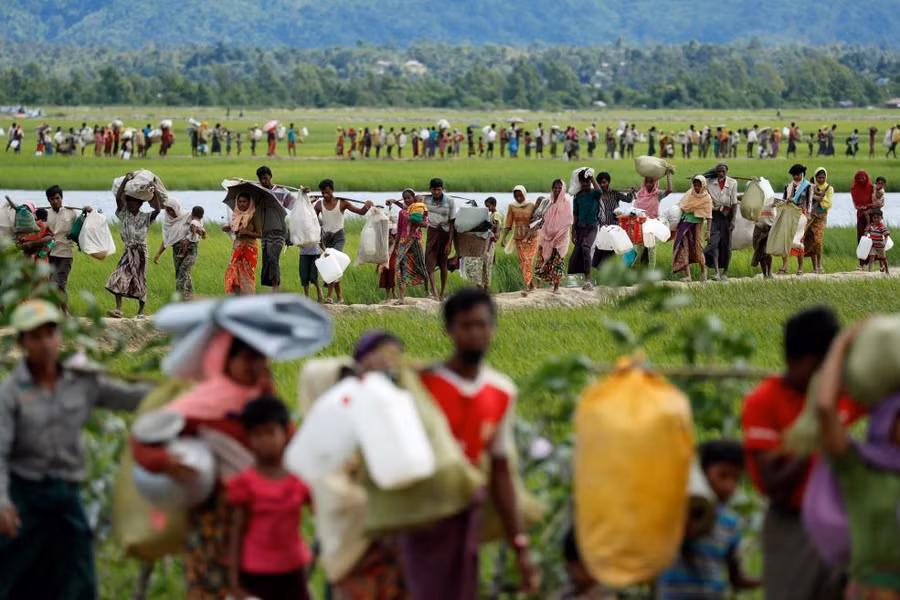Người tị nạn Rohingya mới qua biên giới Myanmar và đang đi tới các trại tị nạn ở Palang Khali, Bangladesh