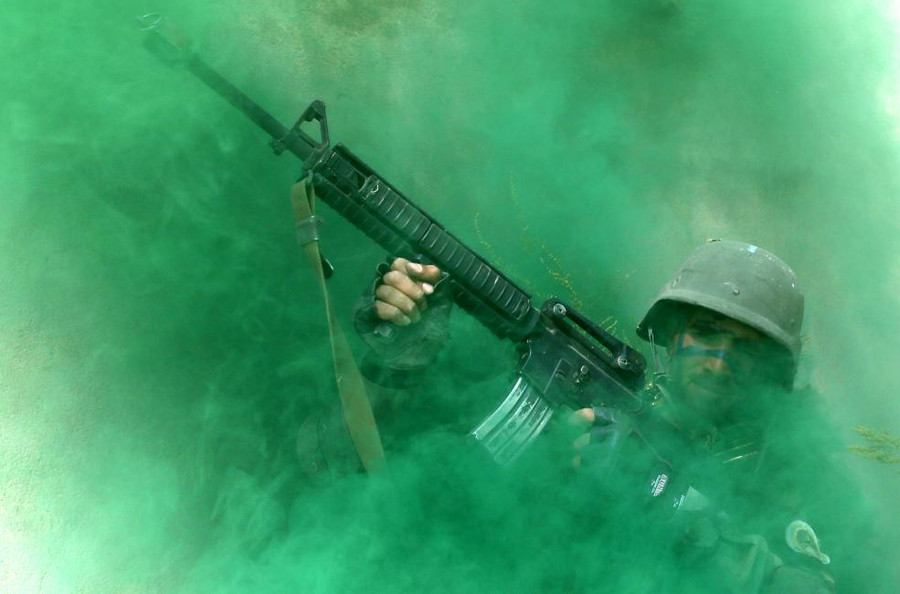 Một binh lính quân đội quốc gia Afghanistan tham dự cuộc tập trận gần Kabul Một binh lính quân đội quốc gia Afghanistan tham dự cuộc tập trận gần Kabul