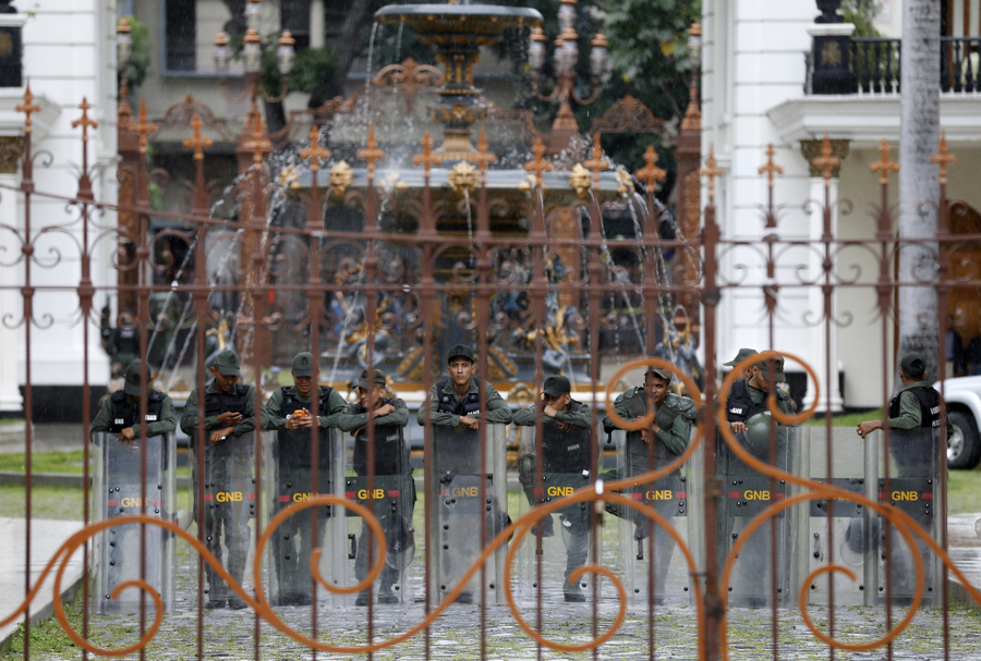 Vệ binh quốc gia đứng bên trong vành đai của Quốc hội tại thủ đô Caracas, Venezuela