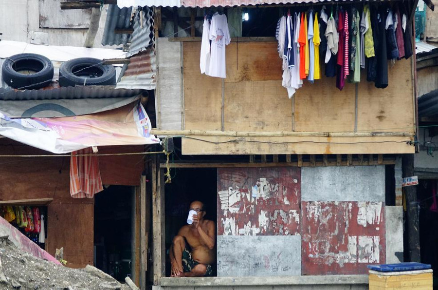 Tại một khu nhà ổ chuột ở Malina, Philippines