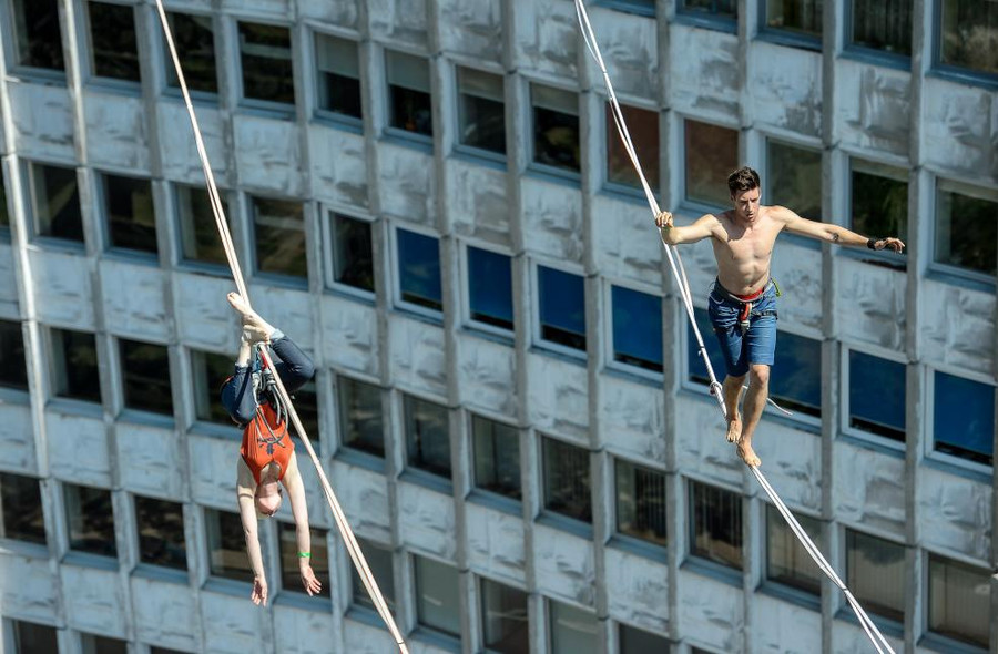 Những người tham gia biểu diễn trong lễ hội Urban Highline ở Lublin, Ba Lan