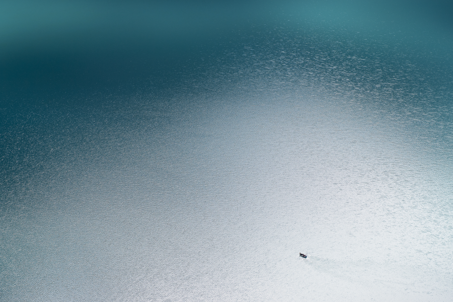 Một chiếc thuyền trên hồ Oeschinen, cách mặt nước biển 1.578 mét, ở Bernese Oberland, Thụy Sĩ