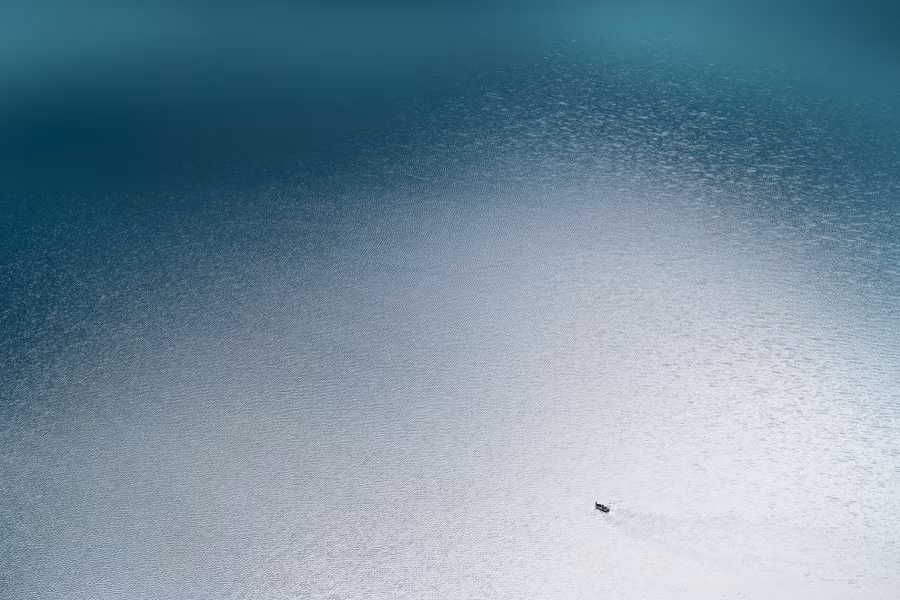 Một chiếc thuyền trên hồ Oeschinen, cách mặt nước biển 1.578 mét, ở Bernese Oberland, Thụy Sĩ