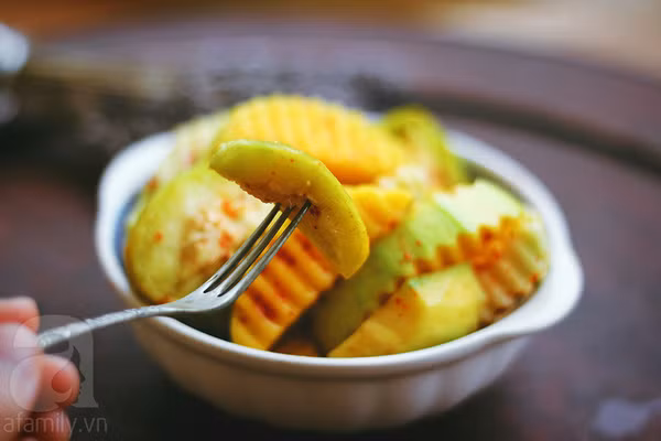 Chảy nước miếng với trái cây thập cẩm lắc muối ớt