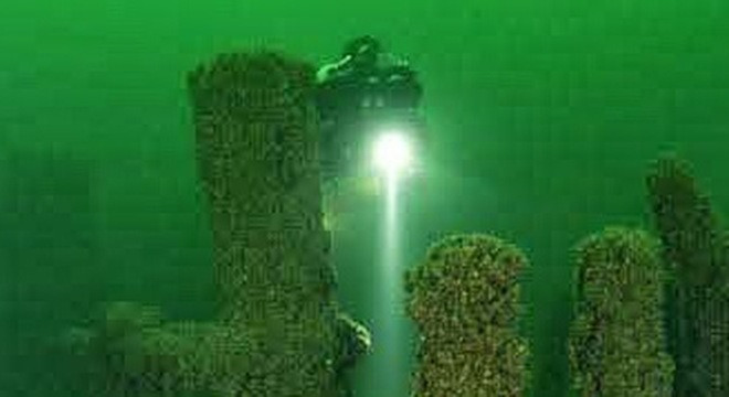 Bãi đá cổ Stonehenge dưới lòng hồ ở Mỹ.

