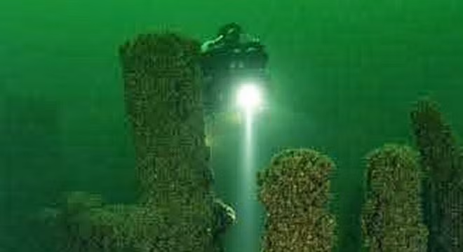 Bãi đá cổ Stonehenge dưới lòng hồ ở Mỹ.
