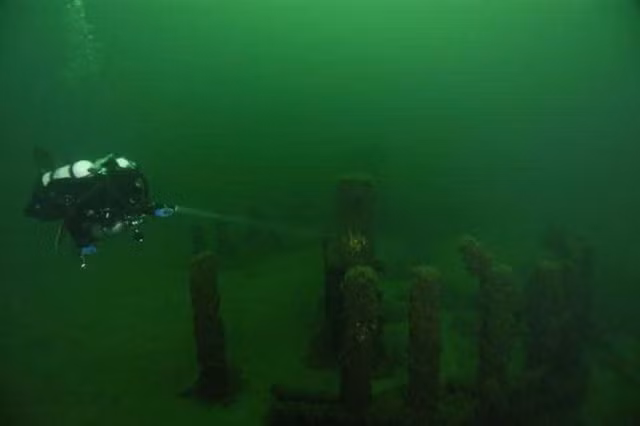  Bãi đá dưới lòng hồ Michigan. 