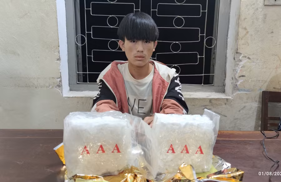 Đối tượng Sùng A Hử cùng tang vật là 2kg ma túy đá tại cơ quan điều tra.