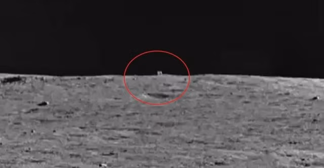 Tảng đá gây nhiều suy đoán trên Mặt trăng.