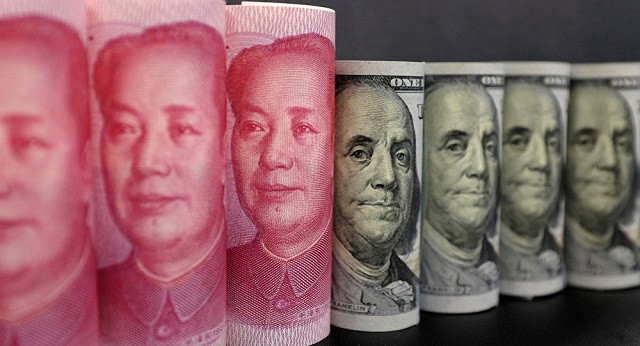 Đồng nhân dân tệ (trái) và đồng đô la Mỹ