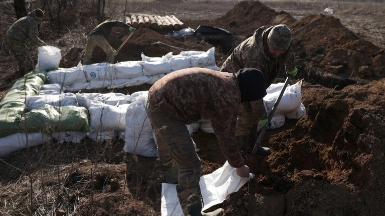 Quân nhân Ukraine xây dựng công sự gần Avdeevka ở vùng Donetsk, ngày 17/2. (Ảnh: Anatolii STEPANOV/AFP