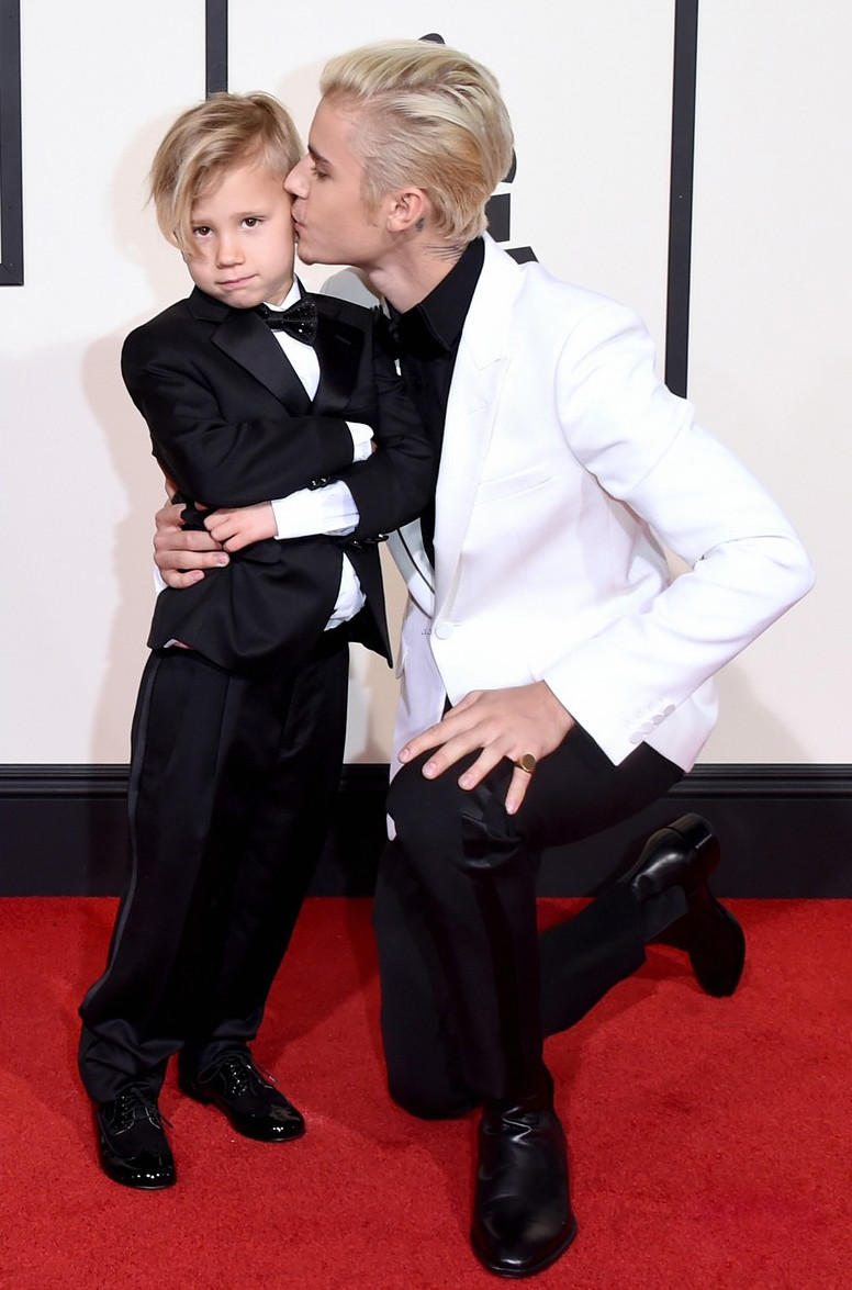 Sau những ồn ào tình cảm với một loạt mỹ nhân, người sánh đôi cùng Justin Bieber trên thảm đỏ Grammy năm nay là cậu em trai nhỏ Jaxon. Sau những ồn ào tình cảm với một loạt mỹ nhân, người sánh đôi cùng Justin Bieber trên thảm đỏ Grammy năm nay là cậu em trai nhỏ Jaxon.