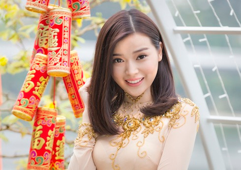 Cao Thái Hà khoe nhan sắc trong sáng, ngọt ngào với áo dài