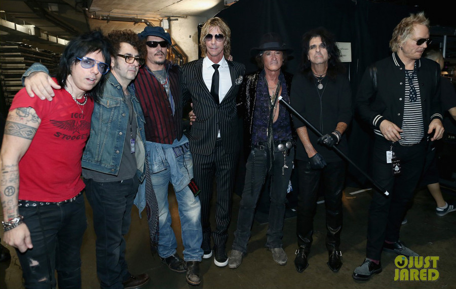 Johnny Depp (thứ 3 từ trái sang) và ban nhạc của anh Hollywood Vampires. Lễ trao giải Grammy 2016 sẽ là sân khấu đầu tiên của Hollywood Vampires được phát trên truyền hình. Johnny Depp (thứ 3 từ trái sang) và ban nhạc của anh Hollywood Vampires. Lễ trao giải Grammy 2016 sẽ là sân khấu đầu tiên của Hollywood Vampires được phát trên truyền hình.