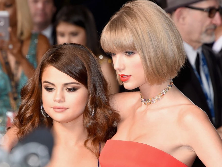 Taylor Swift gợi cảm trên thảm đỏ Grammy 2016