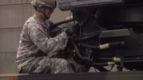 Cảnh quân đội Mỹ lắp đặt tên lửa Patriot tại căn cứ Hàn Quốc