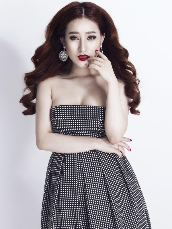 Nhan sắc nóng bỏng của vợ cũ Hồ Quang Hiếu ảnh 3 Qua tìm hiểu được biết, hot girl Ivy tên thật là Nhật Vy, cô sinh năm 1992 và từng có thời gian sinh sống và học tập ở nước ngoài.