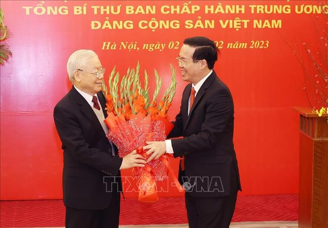 Đồng chí Võ Văn Thưởng, Ủy viên Bộ Chính trị, Thường trực Ban Bí thư, tặng hoa chúc mừng Tổng Bí thư Nguyễn Phú Trọng. Đồng chí Võ Văn Thưởng, Ủy viên Bộ Chính trị, Thường trực Ban Bí thư, tặng hoa chúc mừng Tổng Bí thư Nguyễn Phú Trọng.