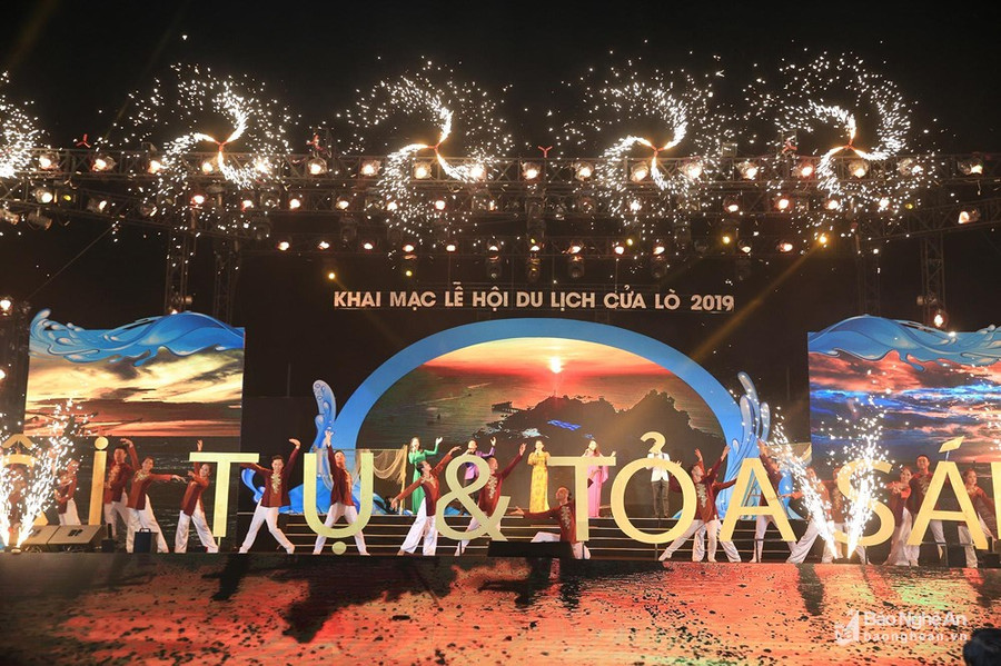 Biểu diễn văn nghệ tại Lễ hội. Biểu diễn văn nghệ tại Lễ hội.