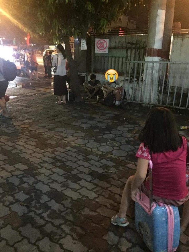 Hình ảnh hai cô gái phải đứng chờ xe về quê giữa đêm khiến nhiều người đồng cảm. Ảnh: Đăng Trọng Đức.